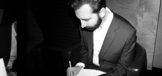 Michał Maj Wieczorek podpisuje swoją książkę, fot. Aleksander Biegała