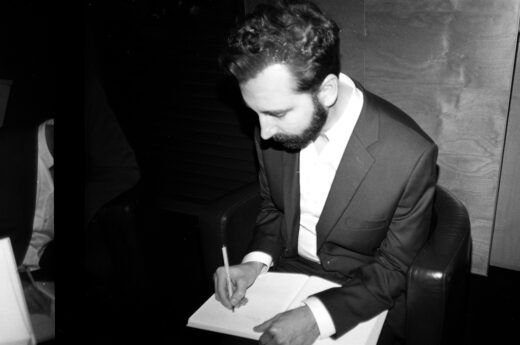 Michał Maj Wieczorek podpisuje swoją książkę, fot. Aleksander Biegała